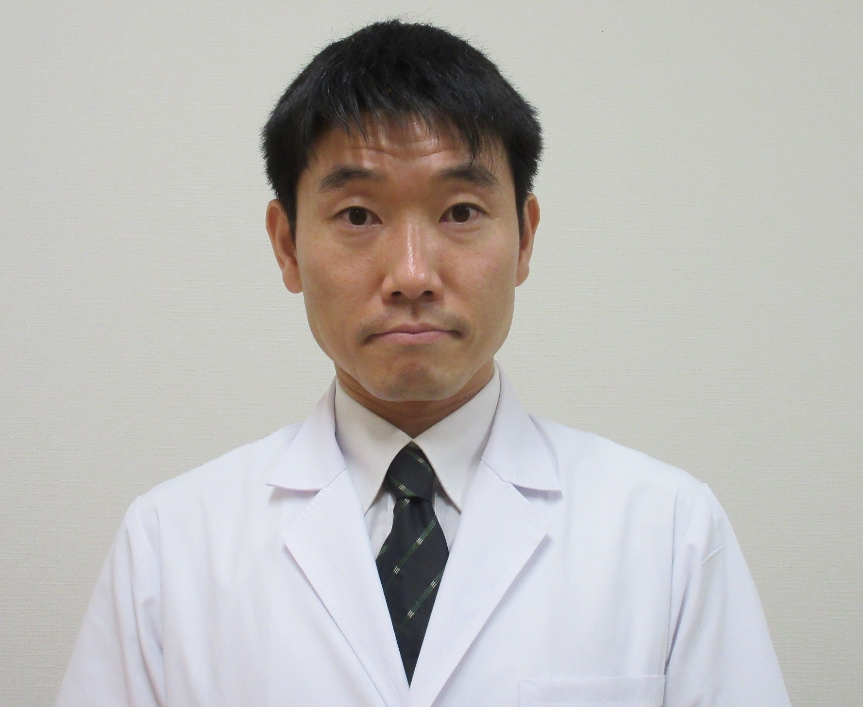 院長の小池生夫です、緑内障を専門にし、白内障など各種眼科手術も幅広くおこなっています。